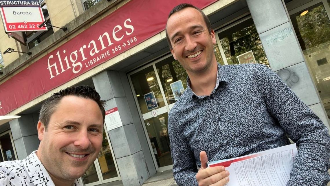 Equipe e-net devant la librairie filigranes